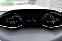 メーターは左が速度計（表示は250km/hまで）で時計回り、右がエンジン回転計（レッドゾーンは6000rpmから。表示は7000rpmまで）で反時計回りとなっている。