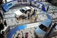 メルセデスの環境技術とスポーティモデルを展示の画像