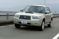 ターボモデルは、大型エンジンカバーの採用で静粛性を高めたほか、大容量マフラーを装着。低背圧化によって、出力アップと排気音の低減を謳う。