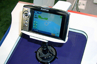 ヒュンダイ系のPONTUSというメーカーのポータブルナビ。後ろに飛び出た白い物体はGPSアンテナ。内蔵HDDに音楽や動画を取り込みポータブルメディアプレーヤーとしても使える。