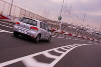 「ゴルフTSIコンフォートライン」が装着するタイヤサイズは205/55R16、一方、「ハイライン」は225/45R17となる。タイヤの違いとサスペンションのセッティングの違いがあいまって、今回試乗した「コンフォートライン」のほうが日常領域ではしなやかで軽快。スポーティに味付けた「ハイライン」よりも、こちらを好む人もいるはずだ。