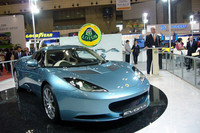 ロータスブースの様子。「エヴォーラ」を前にプレスカンファレンスが開かれた。