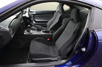 標準タイプのファブリックシートが備わる「86 G」のインテリア。インテリアカラーはブラックのみとなる。