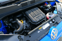 エンジンは1リッターの3気筒DOHC。バランサーシャフトを採用することなく振動やノイズを抑え、内部抵抗の低減や部品点数の削減を実現している。
    