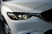 新機能の「アダプティブLEDヘッドライト」。ハイビーム使用時に前走車や対向車を検知すると、その方向に光を当てないようLEDを制御するというもので、他車のドライバーを眩惑（げんわく）させることなく、効率的に前方に光を照射できる。
    