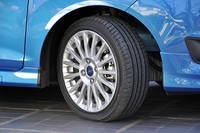 足元は16インチのアルミホイールでドレスアップ。タイヤサイズは195/45R16。
    