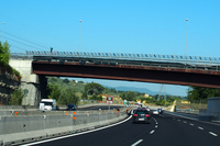 フィレンツェにて。アウトストラーダA1号線の3車線化工事を機会に完成した陸橋は、さびている。