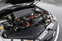 専用のボールベアリング付きターボやインタークーラーウォータースプレイを備え、シリーズ最強となる320psを発生する「R205」の心臓部。ただしSTIとしては、数値よりも感覚的な走りの質を重視しているとのこと。