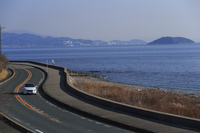 三河湾を臨む海沿いの道を行く、「ボルボV40 T4 SE」。
    