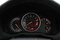 メーターパネルも「STI」のロゴ入り。スピードメーターは260km/hまで刻まれる。