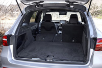 荷室の容量は、後席使用時で550リッター。後席の背もたれを倒すことで、最大1600リッターにまで拡大できる。バンパー下につま先をかざすだけでバックドアを開けられる機能も備わる。