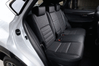 「レクサスNX300h」の後席。背もたれは、前席・後席・荷室の計3カ所にある電動スイッチで倒すことができる。（写真をクリックするとシートアレンジが見られます）
    