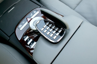 センタートンネルにあるコマンド・コントローラー。ナビゲーションの操作やエアコンなど、車両のほぼ全ての機能をコンピューターを介してコントロールすることができる。