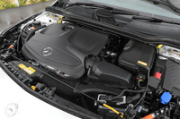 「CLA180シューティングブレーク」のエンジン。万が一の事故の際にボンネットを60mm持ち上げて歩行者へのダメージを軽減する、「アクティブボンネット」も備わる。