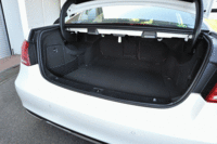 「E400ハイブリッド アバンギャルド」のラゲッジルームの容量は505リッター。通常のガソリンモデル（531／540リッター）と比較して遜色のない容量が確保される。（クリックするとリアシートが倒れる様子が見られます）