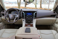 新型「エスカレード」のインテリア。インパネの中央には、現代のキャデラック車に共通する、インフォテインメントシステム「CUE」のディスプレイや、タッチ式の空調操作パネルなどが備わる。