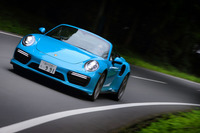 「ポルシェ911ターボ カブリオレ」が0-100km/h加速に要する時間は3.1秒。最高速度は320km/hと公表される。