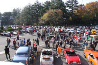 午前10時の開場直後で、すでにこのにぎわい。