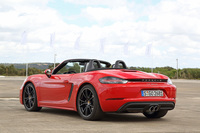 「718ボクスター」のリアビュー。新しい意匠のテールランプや、左右のそれをつなぐ黒いアクセントストリップなど、従来モデルから大きくデザインが変わっている。