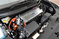 ボンネットを開けると、パワーコントロールユニットが目に入る。その下に、駆動用モーターが置かれる。
    