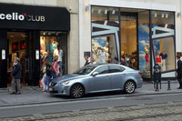 ブリュッセル随一のショッピング街ルイーズ通りにたたずむ「レクサスIS」。意外に溶け込んでいる。