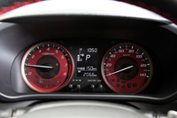 「キャスト」はモデルによってメーターのデザインも使い分けられており、「スポーツ」には赤い文字盤に白い目盛りのものが採用されている。