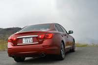 電気信号を使ったステアリングシステムを得た13代目「スカイライン」。日産は「世界一クイックなハンドリング」をうたう。
    