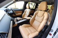 完全新設計された新型「XC90」のシート。テスト車「T6 AWD インスクリプション」のものは、表皮に上質なパーフォレーテッドファインナッパレザーがおごられており、マッサージ機能も備わっていた。
