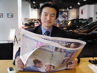 れいのスポーツ新聞を読む、南原竜樹氏。最近、床屋に行く暇もなく、髪が伸びました。
