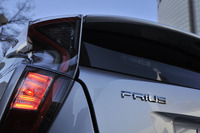 今回試乗したのは最廉価グレードの「E」。同時に新型「プリウス」で最も優秀な40.8km/リッターという燃費（JC08モード）がうたわれる“燃費スペシャル”グレードでもある。車両価格は242万9018円。衝突回避支援パッケージ「Toyota Safety Sense P」はオプションとなる。