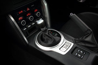 AT車のシフトレバー。「86」のグレードは3種類あり、それぞれに6段MT車と6段AT車がラインナップされる。