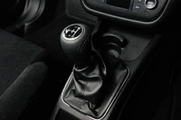 「デュアロジック」と呼ばれるATモード付き5段トランスミッションは、ファイナルを含めて変速比に変更はない。「プント エヴォ」の時に変更されたシフトパターン（前方に押して「−」、手前に引いて「＋」）もそのまま引き継ぐ。