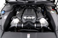 「カイエンターボ」に搭載される4.8リッターV8エンジンは、最高出力500ps/6000rpm、最大トルク71.4kgm/2250-4500rpmを発生。0-100km/h加速は4.7秒、最高速度は278km/hを誇る。