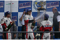 
	君が代が流れた表彰式。写真中央は、シャンパンファイトでチームメイトと喜びをわかちあう荒。
	 