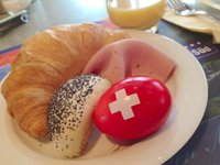 シューパーさんのホテルの宿泊は朝食付き。味、バラエティーともにスイスクオリティーを感じる。
    