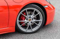 「718ボクスターS」の標準タイヤサイズは、前が235/40ZR19、後ろが265/40ZR19。テスト車にはオプションで用意される20インチサイズのタイヤが装着されていた。