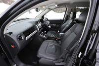 上級グレード「リミテッド」は、シート表皮にレザーを採用。前席にはシートヒーターを装備している。
    