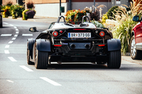 リアビューも個性的。マフラーエンドは、センターの2本出しとなる。
    