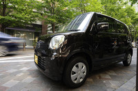 20代後半から30代前半の独身女性をターゲットにする「モコ」のフロントマスクは、従来と同じ紡錘型ヘッドランプを採用し、グリルはモコ専用にデザインされる。