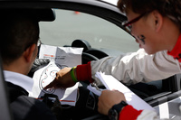 講師の田中莞士さんからアドバイスを受ける記者。「内側の3本のパイロンは、多少大回りするつもりでクリアしてください」とのこと。