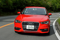 軽量化のためボディーの随所に熱間成形スチール素材を使用し、キャビン単体の重量は従来型から37kg減少している。
    