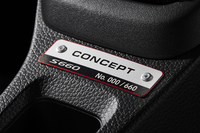 シリアルナンバー（1～660）付きアルミプレート。