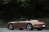 「911」のRRモデルと比べて、ホイールハウスが左右それぞれ22mm拡大されているほか、リアタイヤのサイズも10mmずつワイドになっている。
    