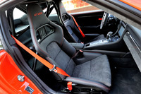 シートは「軽量バケットシート」が標準で装備されるが、試乗車にはよりレーシーは「スポーツバケットシート」が装着されていた。