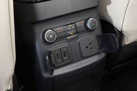 センターコンソールの後端には、2列目シート用の空調およびシートヒータースイッチ、USBコネクターなどが設置されている。