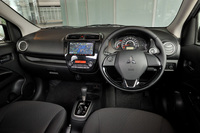 上級グレード「G」のインストゥルメントパネルまわり。ピアノブラックとメッキで装飾された、オーディオスイッチ付き本革巻きステアリングホイールが装備される。