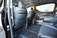 別の角度から見た2列目の空間。写真左側は助手席と運転席で、その真下には、駆動用のニッケル水素バッテリーがおさまる。