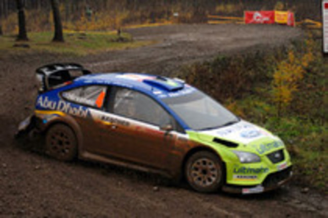 ヒルボネンのフォードが、ぬかるんだステージを疾走する。