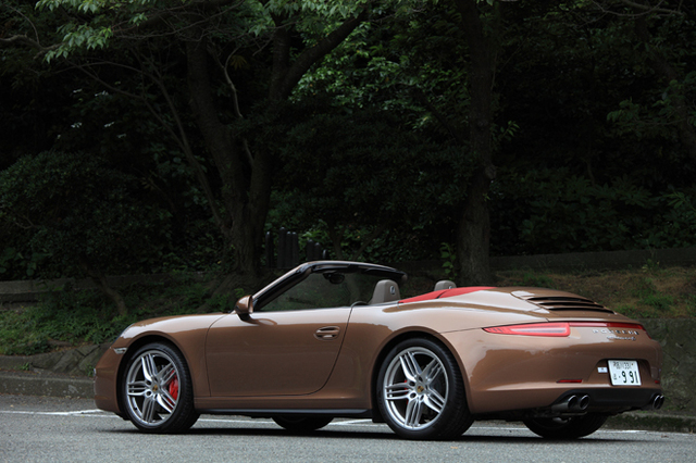 ポルシェ911カレラ4Sカブリオレ（4WD/7AT）【試乗記】 間口は広く