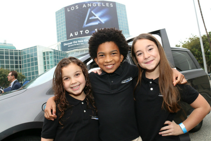 米国内で「クライスラー・パシフィカ」のCMキャラクターを務めている人気子役タレントの3人。（写真左から）ハーパー、マイルス、イジー。会場でも、車両の機能説明の仕事を巧みにこなし、注目を浴びていた。